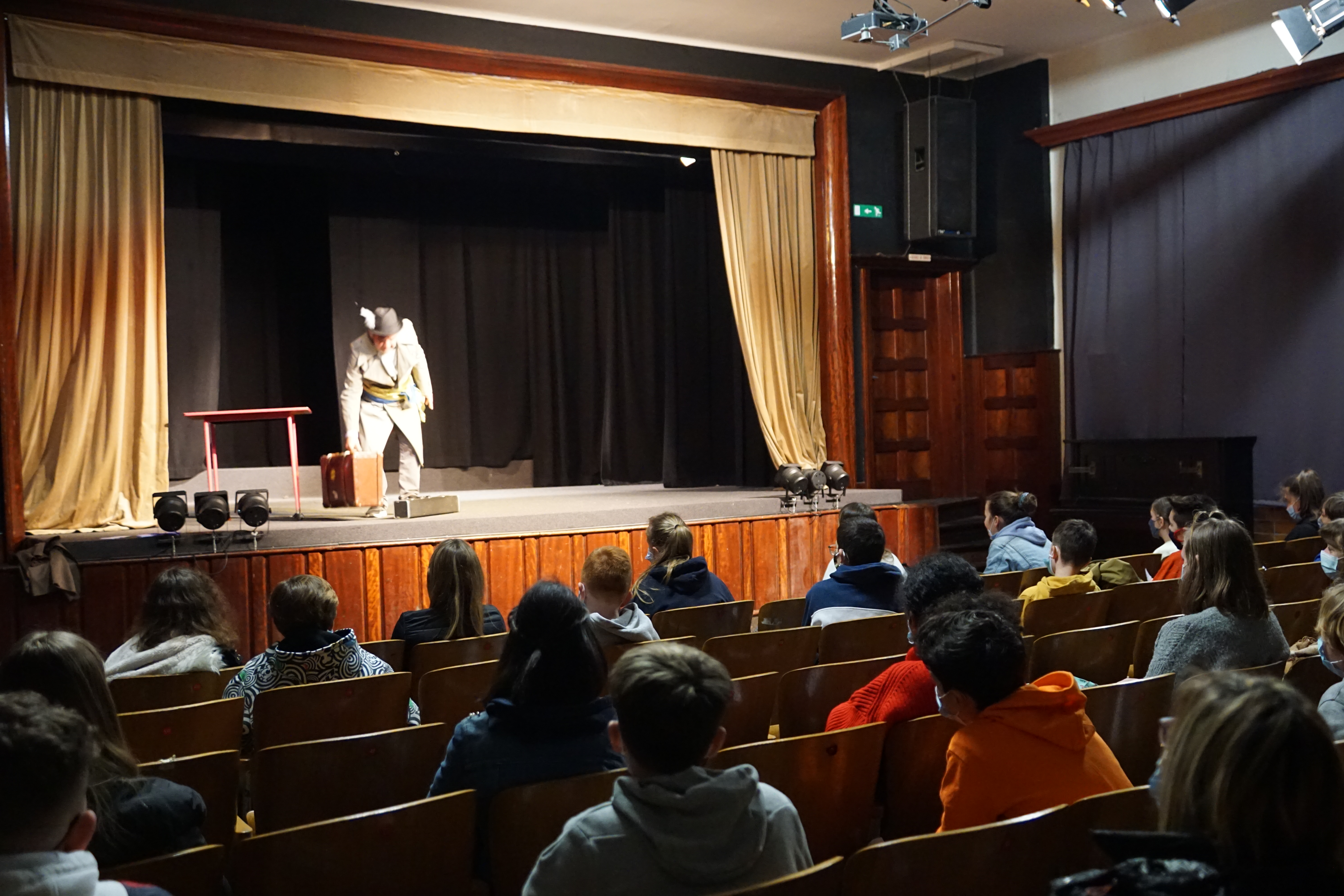 Comédien déguisé s'adressant aux élèves